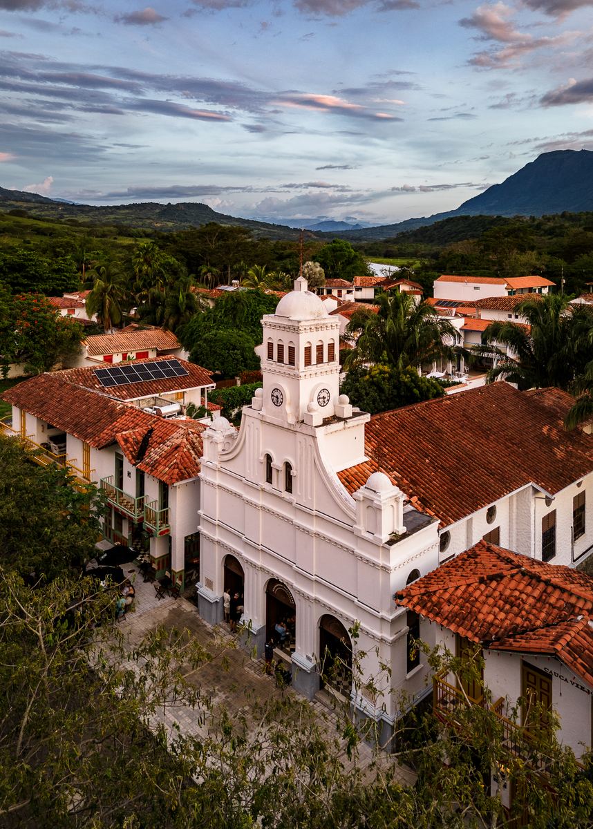 La iglesia de Cauca Viejo vista desde el aire, con su torre blanca entre tejados
