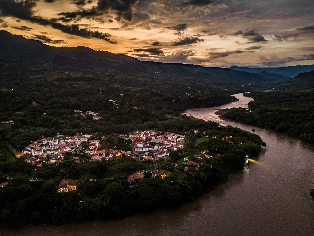 El pueblo y el río Cauca al atardecer, con las montañas del suroeste detrás