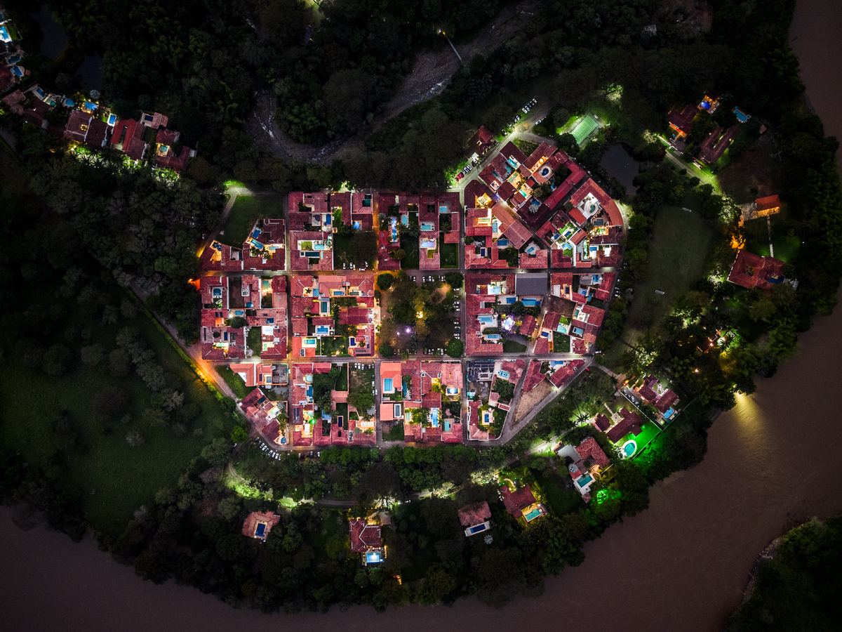 Cauca Viejo de noche desde el aire, con las casas encendidas