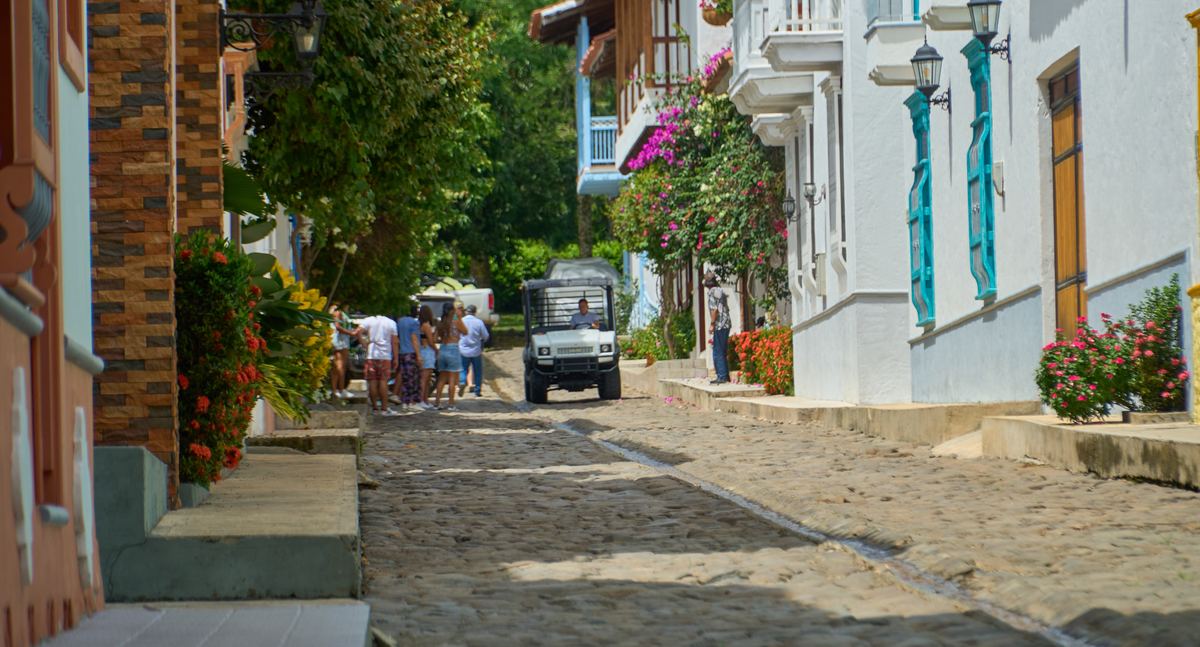 Una calle empedrada de Cauca Viejo entre casas con balcones