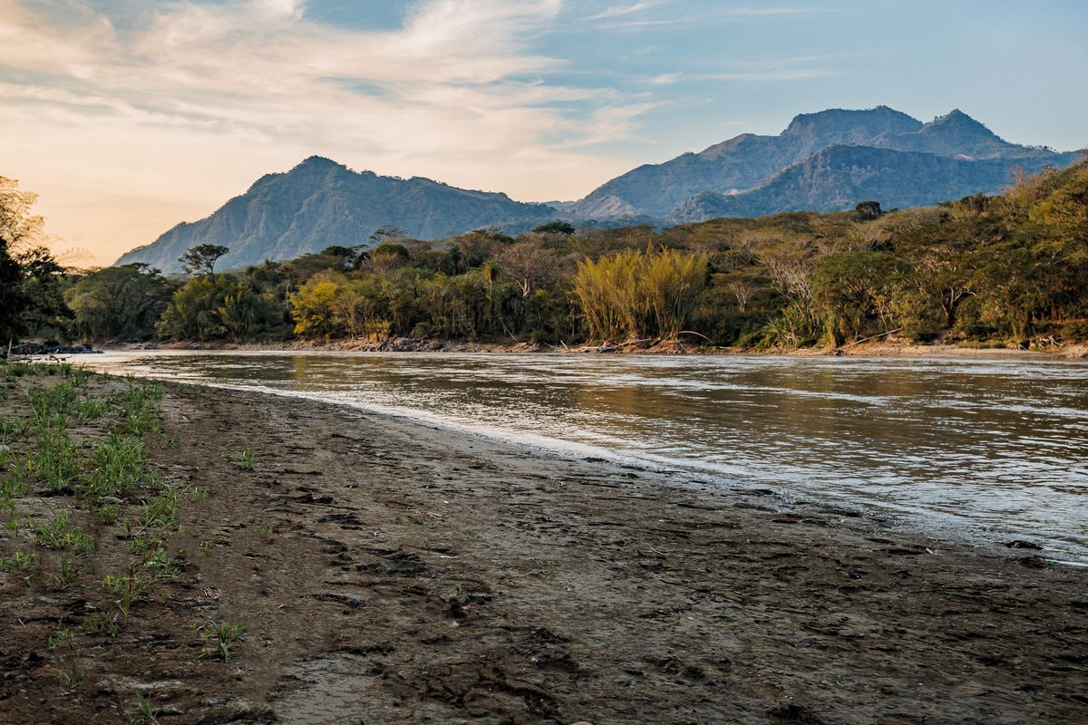 La playa de piedras del río Cauca con las montañas del suroeste al fondo