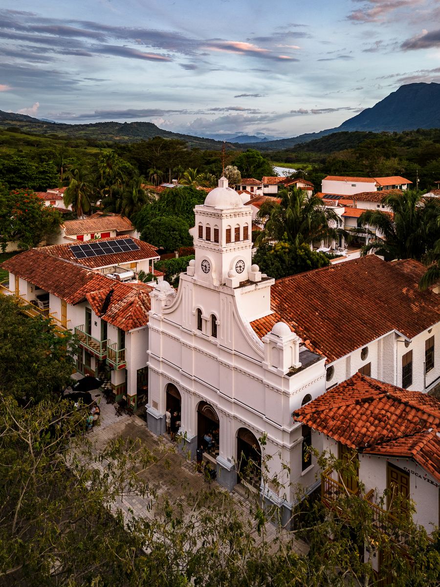 La iglesia de Cauca Viejo desde el aire al atardecer, con las montañas al fondo