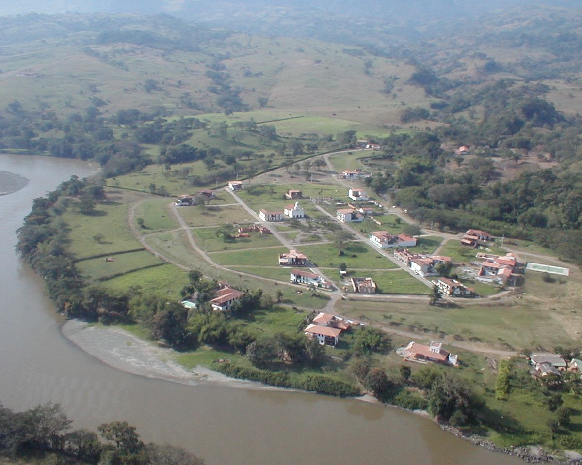 Cauca Viejo cuando empezaba: unas pocas casas y los lotes recién trazados en la curva del río Cauca, vistos desde el aire